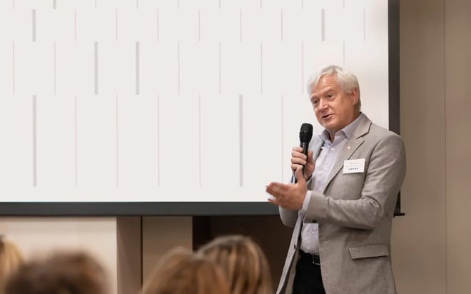Professor Mats Karlsson, Scientific Advisor at Pharmetheus, speaking into a microphone during a presentation in front of an audience.